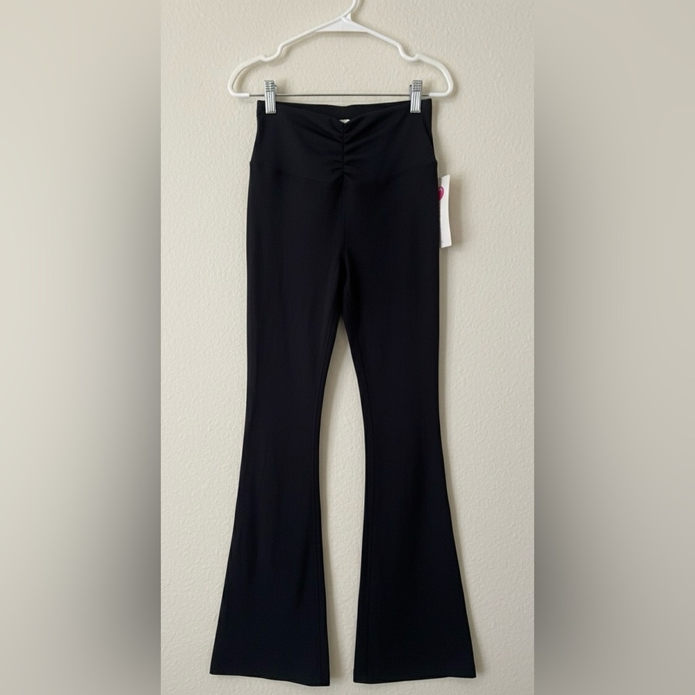Size Medium | Scrunch front flared leggings - Picture 2 of 5